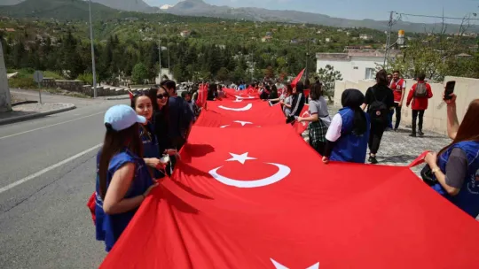 Gençlerden 100 metrelik dev Türk Bayrağı