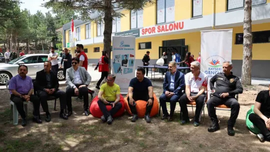 Gençlerden 100 metrelik dev Türk Bayrağı