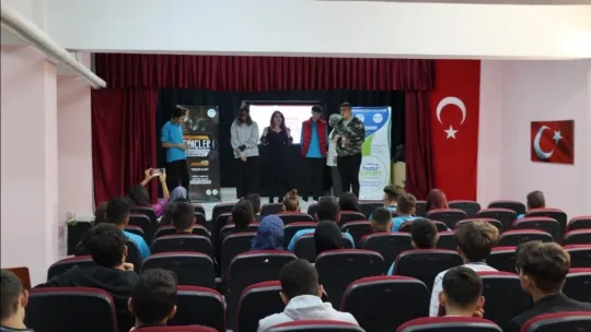 Gençlik projeleriyle ödül alan Büyükşehir'den 'önce gençler' diyen eğitim faaliyetleri