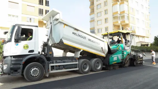 Girne Şehitler Caddesi'nde asfalt çalışması başladı