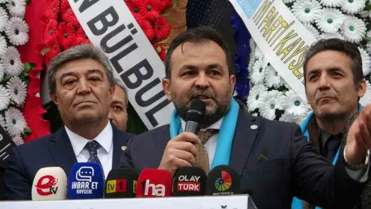Göker Gözütok, seçim ofisini Avşar Halayı ile açtı