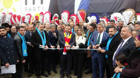 Göker Gözütok, seçim ofisini Avşar Halayı ile açtı