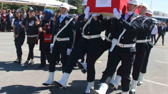 Görevi başında şehit edilen polisin eşi: 'Kundaktaki bebeğim yetim kaldı, en ağır cezayı alsın'