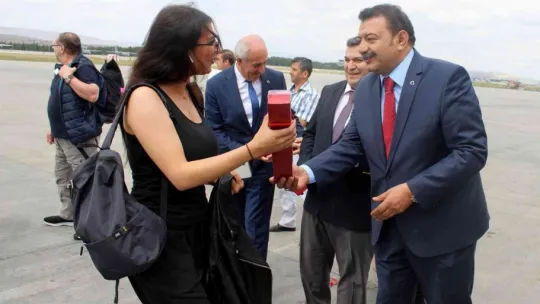 Gurbetçiler çiçeklerle karşılandı