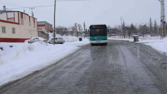 Hacılar'da yoğun kar mesaisi sürüyor