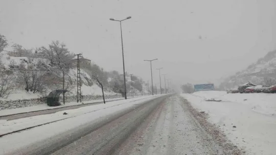 Hacılar'da yoğun kar mesaisi sürüyor