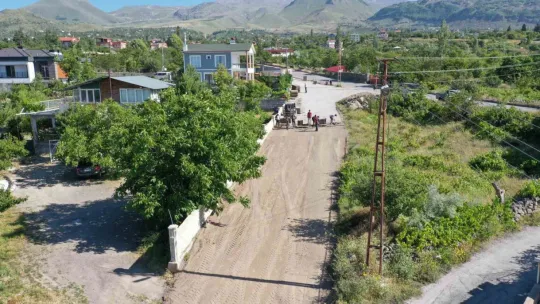 Hacılar'da yollar kilit parke ile yenileniyor