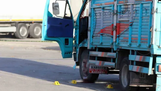 Hal kompleksinde kanlı hesaplaşma: 1 ölü 2 yaralı