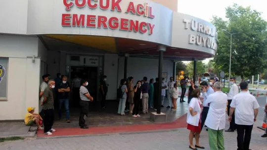 Hasta yakınları acil serviste güvenlik görevlisine saldırdı