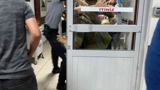 Hasta yakınları acil serviste güvenlik görevlisine saldırdı