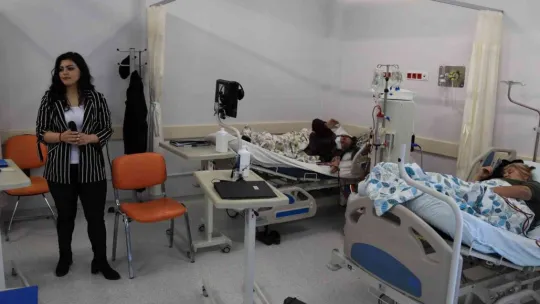 Hastane odasında sazlı sözlü konser