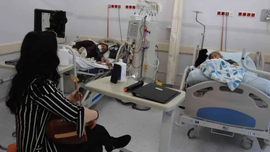 Hastane odasında sazlı sözlü konser