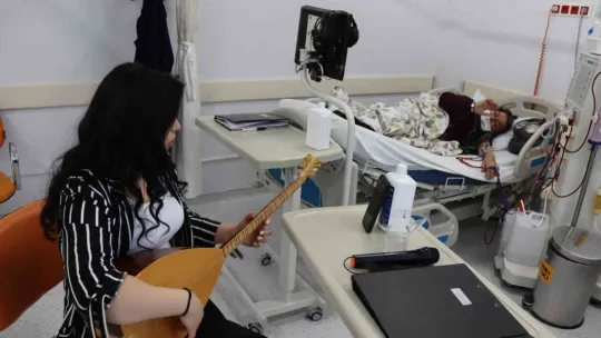 Hastane odasında sazlı sözlü konser