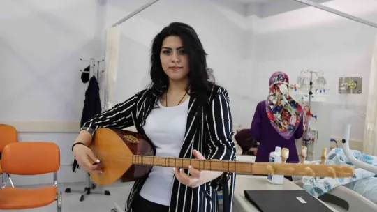 Hastane odasında sazlı sözlü konser