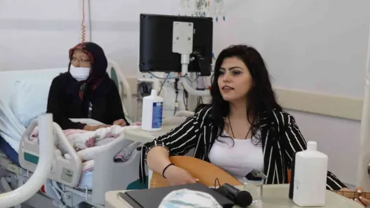 Hastane odasında sazlı sözlü konser
