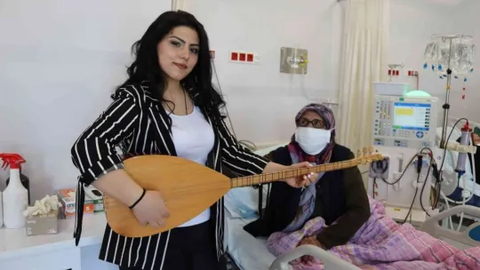 Hastane odasında sazlı sözlü konser