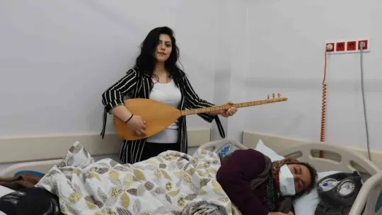 Hastane odasında sazlı sözlü konser
