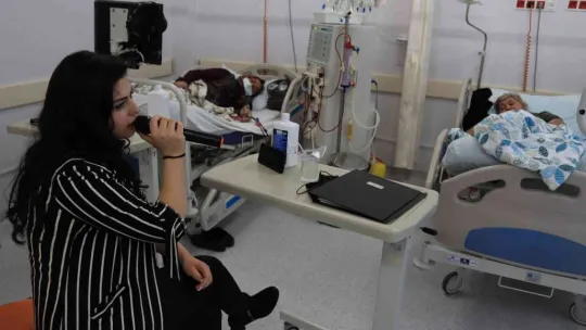 Hastane odasında sazlı sözlü konser