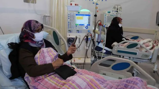 Hastane odasında sazlı sözlü konser