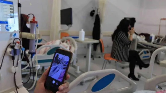 Hastane odasında sazlı sözlü konser