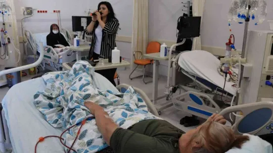 Hastane odasında sazlı sözlü konser