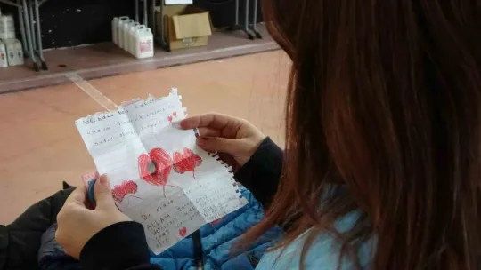 Hatice Nur'un küçük kalbiyle kurduğu büyük cümleler görevliyi duygulandırdı