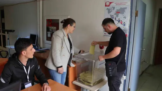 Havaalanında 2. tur için oylar atılıyor