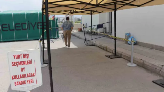 Havaalanında 2. tur için oylar atılıyor