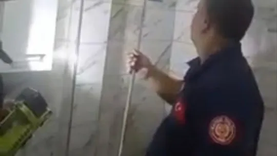 Havalandırma boşluğuna düşen yavru kediyi itfaiye kurtardı