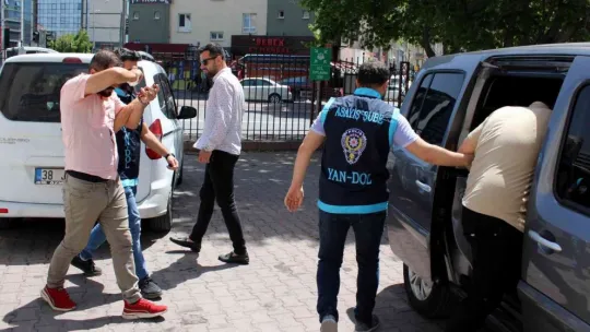 Hayali dükkanda, olmayan yedek parçalarla vatandaşları dolandıran 3 kişi tutuklandı