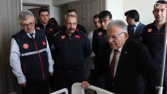 Hem enkaz altında hem de hastanede yalnız bırakmadılar