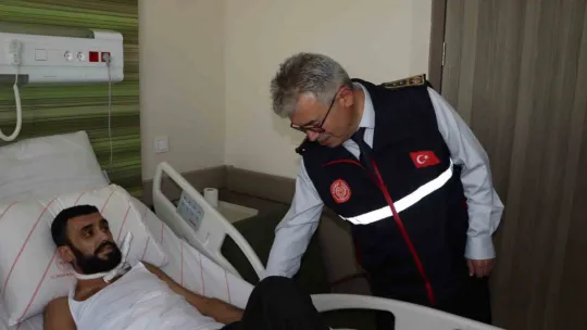 Hem enkaz altında hem de hastanede yalnız bırakmadılar
