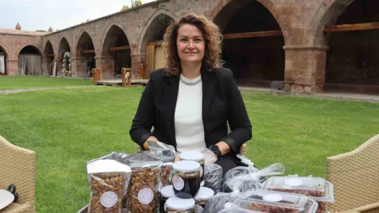 Hem yöresel ürünleri tanıtıyorlar hem para kazanıyorlar