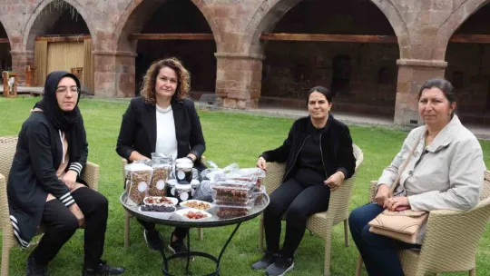 Hem yöresel ürünleri tanıtıyorlar hem para kazanıyorlar
