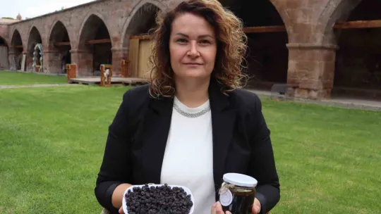 Hem yöresel ürünleri tanıtıyorlar hem para kazanıyorlar