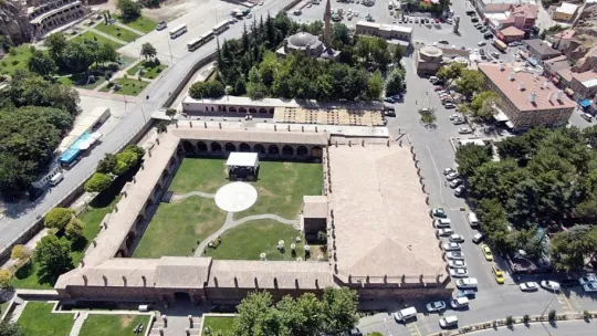 Hem yöresel ürünleri tanıtıyorlar hem para kazanıyorlar