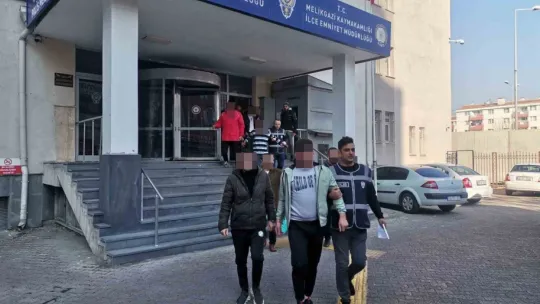 Aranan hırsızlık şüphelisi, bazanın altında çıktı