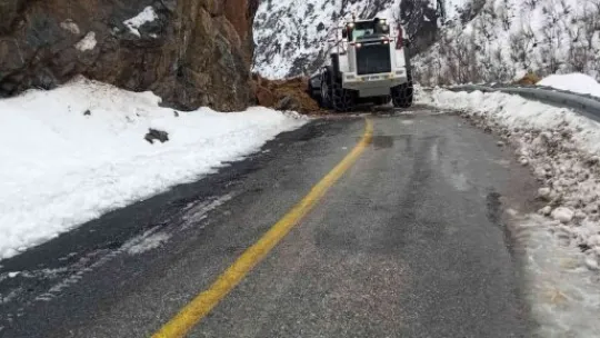 Heyelan sonucu kapanan yol ulaşıma açıldı