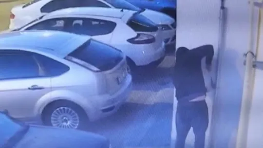 Hırsızların rahat tavırları kamerada