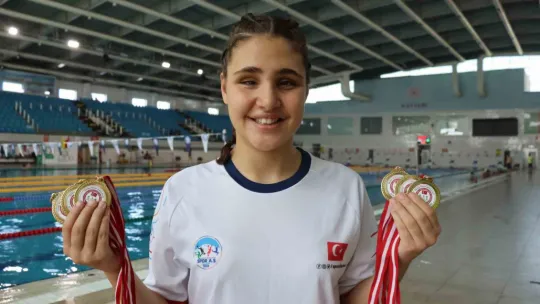 Hissederek yüzmeyi öğrenen görme engelli Cemre, madalyalara doymadı