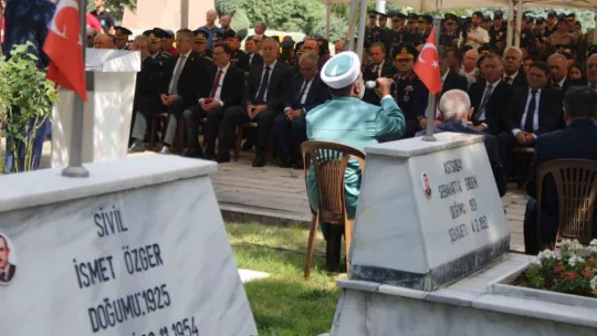 Hulusi Akar: 'O gece her Türk'ün asker doğduğunu tüm dünyaya gösterdik'