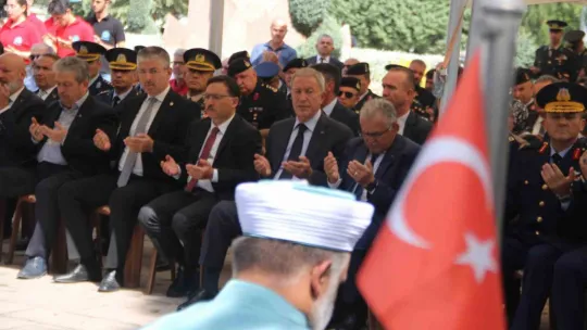 Hulusi Akar: 'O gece her Türk'ün asker doğduğunu tüm dünyaya gösterdik'