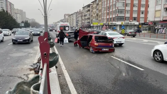 Hurdaya dönen araçtan burunları bile kanamadan çıktılar