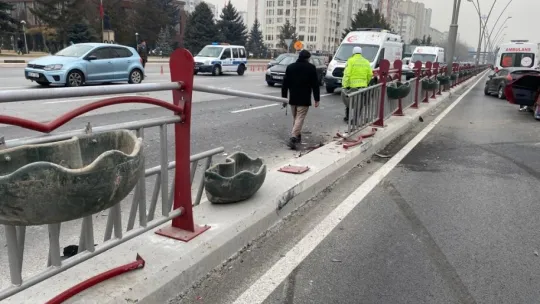 Hurdaya dönen araçtan burunları bile kanamadan çıktılar