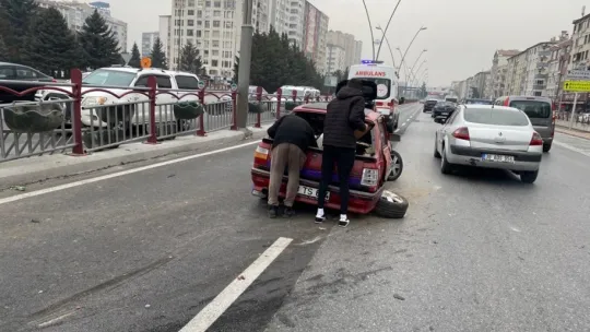 Hurdaya dönen araçtan burunları bile kanamadan çıktılar