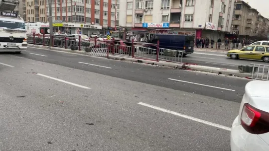 Hurdaya dönen araçtan burunları bile kanamadan çıktılar