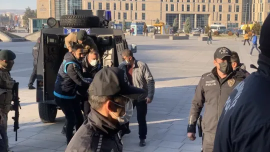 Husumetlisini bıçakla öldüren şahıs adliyeye sevk edildi