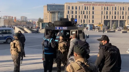 Husumetlisini bıçakla öldüren şahıs adliyeye sevk edildi