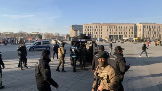Husumetlisini bıçakla öldüren şahıs adliyeye sevk edildi