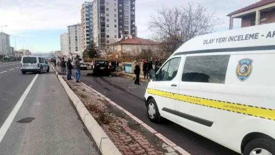 Husumetlisinin aracına çarparak durdurdu, sonra bıçakladı